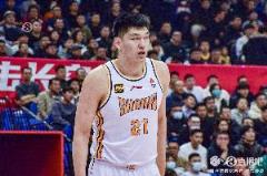 曾凡博被劉傳興撞倒后腦勺著地，劉傳興上一輪空中推王少杰致其受傷