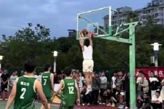 野球場(chǎng)上暴扣滑翔！矣進(jìn)宏曬視頻：氛圍太棒，珍惜當(dāng)下