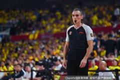 京晉裁判引爭(zhēng)議 丁佳寧直言：好裁判吹歐冠，塞給我們的水平太差