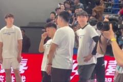 為兄弟而戰(zhàn)！北京全隊賽前穿“We are Fanbo”訓(xùn)練服熱身訓(xùn)練