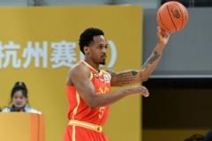 半場神勇！小巴里-布朗9投6中三分4中2砍下17分3助攻正負值+14