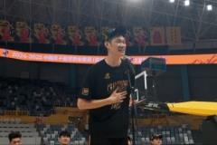 他值得！胡金秋真情發(fā)言，廣廈球迷熱情回應(yīng)喊出“MVP”