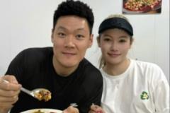 張寧妻子：結(jié)婚兩年紀(jì)念日，行囊羞澀亦無悔，難得夫妻是少年