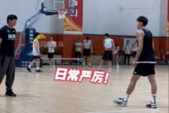 邱彪訓(xùn)練時(shí)壓迫感十足，結(jié)束卻幽默打趣