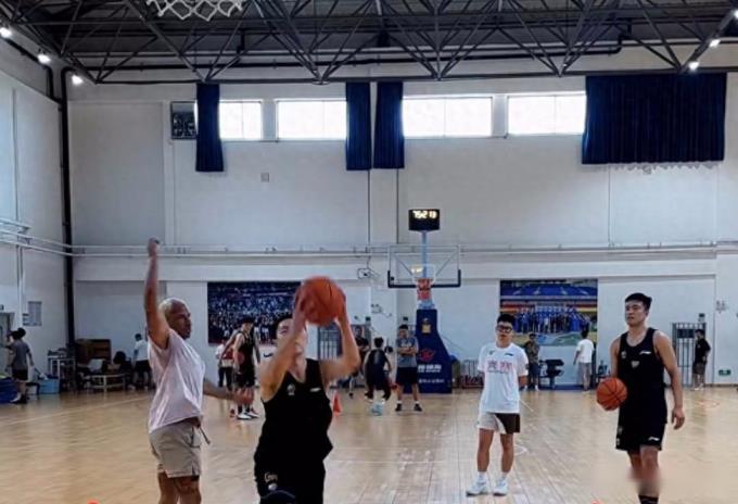 探營廣東二沙集訓基地，胡明軒徐杰杜潤旺亮相談訓練重點