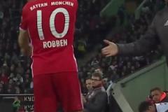 懷念那支拜仁！羅本被換下場(chǎng)感到氣憤，替補(bǔ)席上笑聲不停！