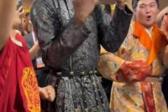 維金斯西安行身穿當(dāng)?shù)靥厣b跳舞 配樂還是《護花使者》