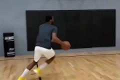 哈登在商場(chǎng)阿迪店門(mén)口，底下的球迷山呼海嘯歡迎登哥