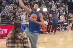 世界是個巨大的草臺班子戈貝爾熱身籃下能連續(xù)三個勾手不進的