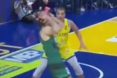 進(jìn)攻中鋒拿球砸自己臉，裁判吹了防守犯規(guī)，防守球員都懵逼了