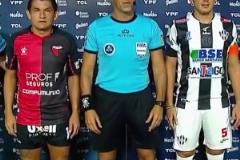 裁判：別以為我沒記住你?。≡溨C一刻：球員穿襠裁判！