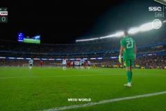 臨近終場(chǎng)哨時(shí)，大馬丁一個(gè)人在后場(chǎng)疑似哭了，鼻子紅彤彤