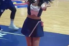 香港金牛的啦啦隊(duì)相當(dāng)懂事兒看到鏡頭對(duì)準(zhǔn)自己，立刻給出回應(yīng)