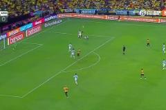 阿根廷0-1落后！塔利亞菲科半場(chǎng)補(bǔ)時(shí)階段送點(diǎn)，瓦倫西亞點(diǎn)射破門(mén)