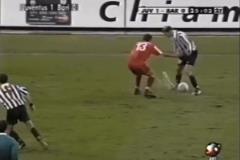 小西蒙尼賽后擁抱母親，給了一個(gè)大大的親吻