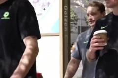 大戰(zhàn)在即澳大利亞全隊(duì)在杭州街頭漫步放松