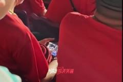 踢的太難看？國(guó)足看臺(tái)上的大爺直接看起了CBA