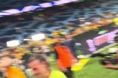 網(wǎng)友也是和人民的球王握上手了