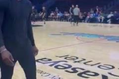 其他人呢？賽前巴特勒與樂(lè)福進(jìn)行了擁抱交流~