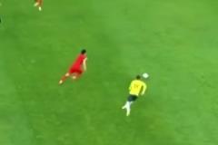 國(guó)足唯一亮點(diǎn)！王鈺棟穿襠過人隨后轉(zhuǎn)移球