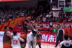 NBA級別的對抗！克里斯滯空正面頂飛哈雷爾 強硬打板上籃命中