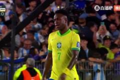 巴西連送兩球后，維尼修斯十分失望地搖了搖頭