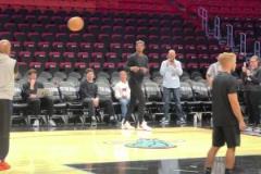 巴特勒和阿德巴約球場(chǎng)兩側(cè)熱身！熱記唏噓：他們現(xiàn)在是對(duì)手了