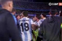 南美火氣真大！中場時(shí)維尼修斯又去找大馬丁深度溝通了