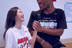 巴特勒中國行 美娜送上土味情話并十指交扣