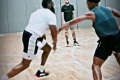 野球場(chǎng)上的人形畫(huà)刷，三球這波no-look pass把防守者當(dāng)旗子擺布