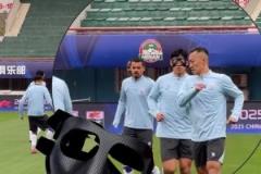 變身面具俠！朱辰杰賽前踩場戴上保護面罩