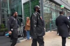 快船大勝籃網(wǎng)賽后：哈登帶保鏢坐專車 西蒙斯坐大巴