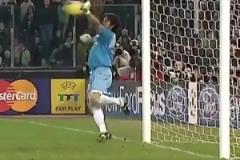 卡洛斯的任意球很恐怖？布馮：單手就能撲！