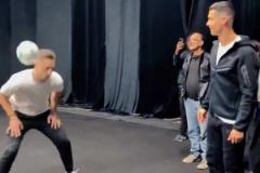 這動(dòng)作強(qiáng)?。⌒』锟辗d部接球讓C羅驚呼