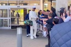 巴特勒在賽前簽了庫(kù)里的球衣。真英雄惺惺相惜