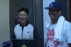 小艾很懂哈！艾弗森此前中國行給“沙書記”扮演者張豐毅贈送禮物