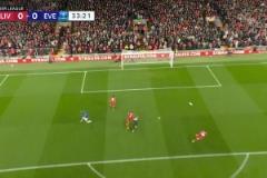 逃過一劫！范戴克走神+解圍失誤險送大禮！貝托單刀射門中柱！