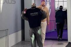 力挺隊友！快船全員穿著印著“祖巴茨DPOY”的T恤現(xiàn)身球館