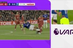 廢人動作！塔科夫斯基解圍亮鞋釘飛鏟踢倒麥卡染黃！