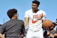 聯(lián)盟球星戲耍小學(xué)生名場面！這操作就有點(diǎn)不講武德了！