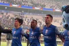 再次逆轉(zhuǎn)取勝，申花眾將賽后與現(xiàn)場球迷興奮慶祝！