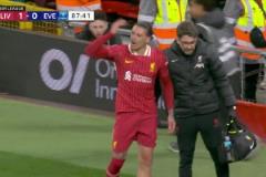 太冤了！努涅斯拼搶與皮克福德相撞倒地！被主裁出示黃牌無奈苦笑