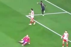 金玟哉這次漏人防守導致丟球可把穆勒給氣炸了