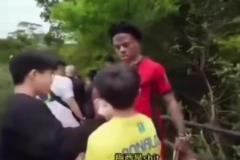 越說越過分，小球迷稱梅西是侏儒，甲亢哥及時(shí)打停