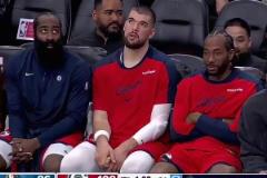 今天是養(yǎng)生局兒！大比分領(lǐng)先的快船三位大佬 好悠閑哈~