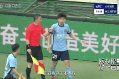 申花女球迷連續(xù)大喊：我CAO！于漢超登場(chǎng)1分鐘后就破門