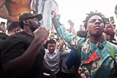 俯拍維尼修斯失點瞬間，姆巴佩貼心上前安慰，維尼環(huán)顧四周