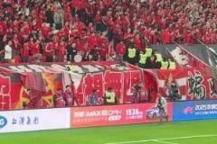 現(xiàn)場(chǎng)的上港球迷高喊：馬寧進(jìn)監(jiān)獄！