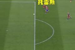 是什么讓西蒙斯瞬間變臉？原來是梅西準(zhǔn)備上場了！