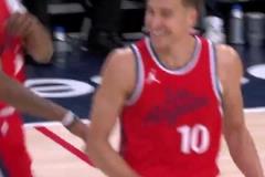 球迷發(fā)問：博格丹是第一個(gè)使用哈登撒鹽慶祝動作的白人嗎？